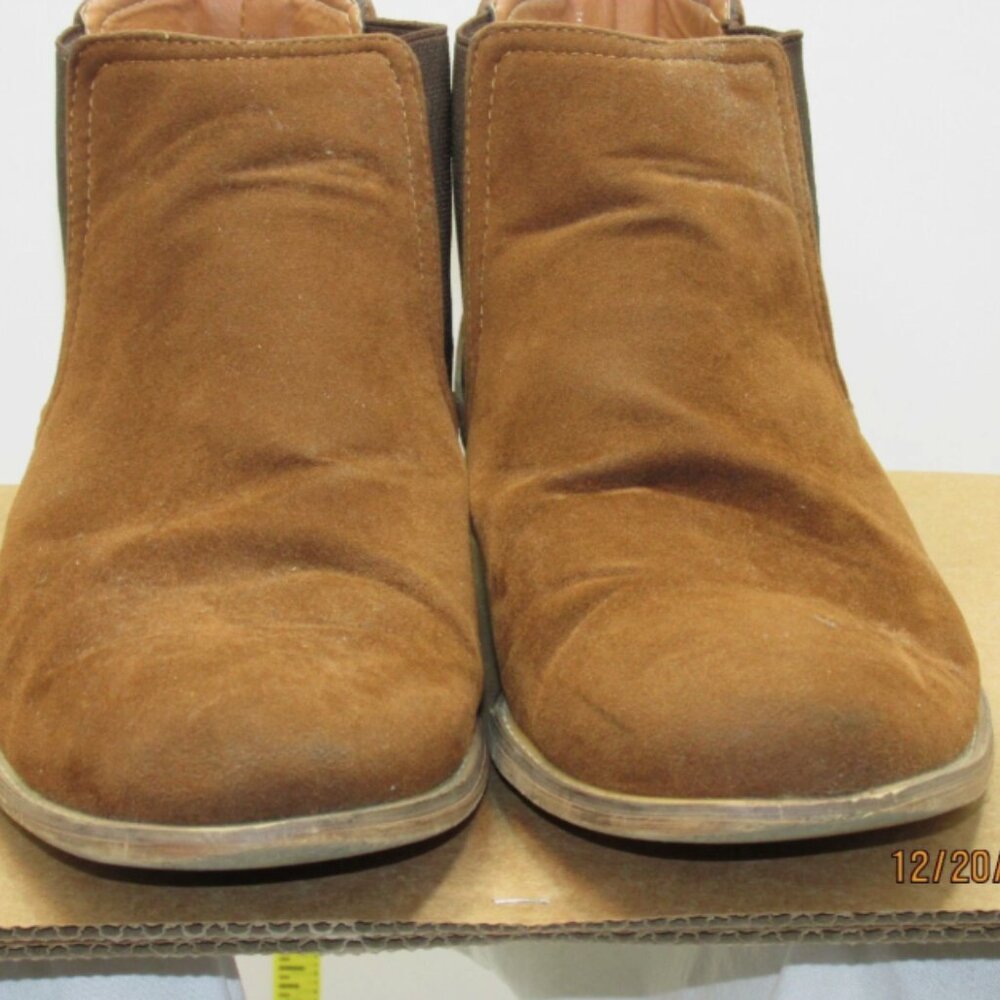 The listing is for:(1)Pr.Gino Pheroni Mens Faux Suede Calvin Boot CamelSize 10.5
